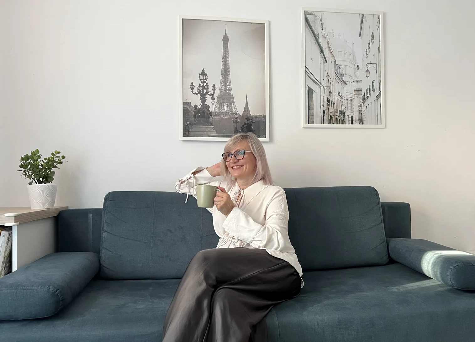 Zadowolona klientka na świeżo wypranej kanapie – SofaFresh