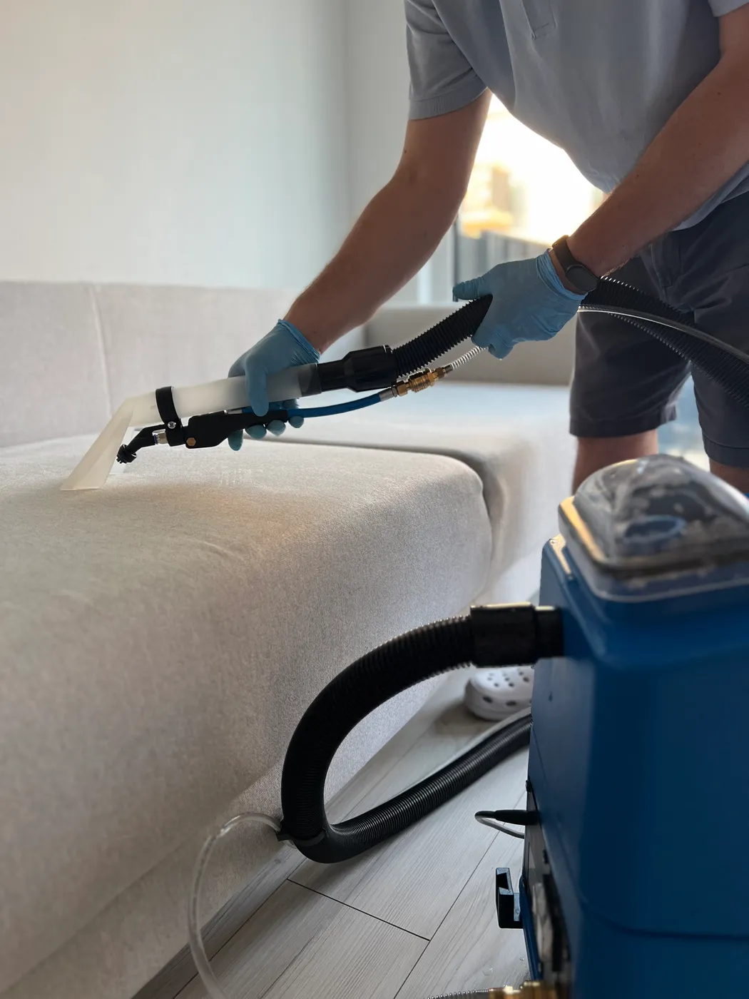 Ekstrakcyjne pranie tapicerki kanapy